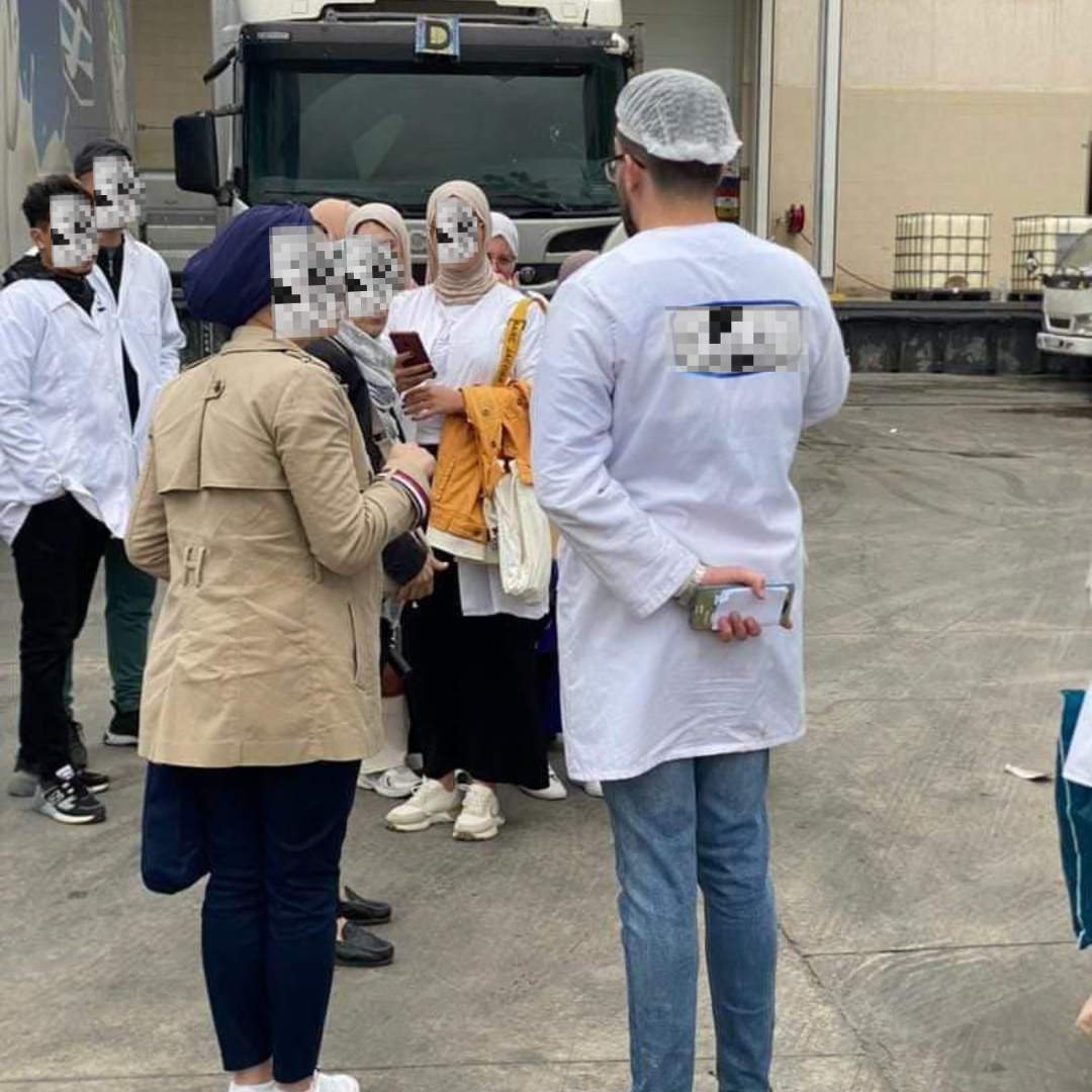 Guiding a visiting student group — Introducing the group to the dairy production environment before the technical visit.