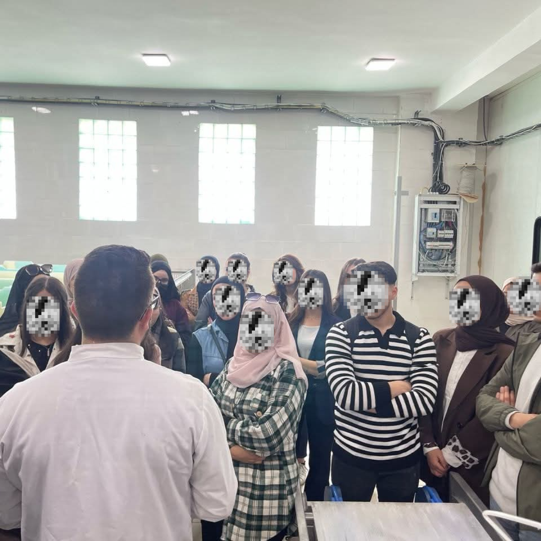 Interactive knowledge-sharing session — Answering questions and connecting dairy-processing concepts with the production setting.