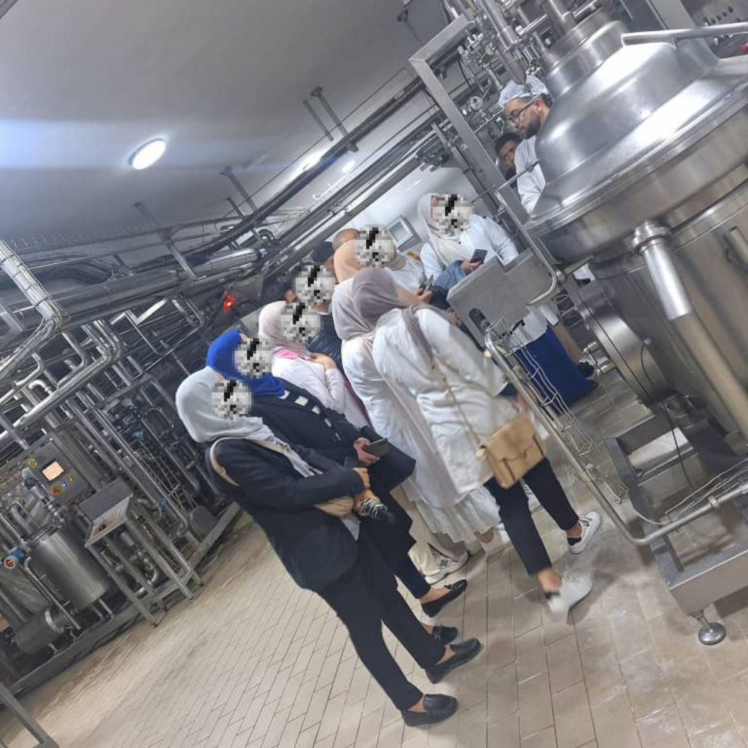 Processing-vessel observation — Observing an industrial processing vessel and the connected production lines.
